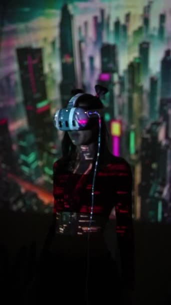Der Projektor wirft ein Farbspektrum ab, während das Mädchen in VR eintaucht. Hochwertiges 4k Filmmaterial - Filmmaterial, Video