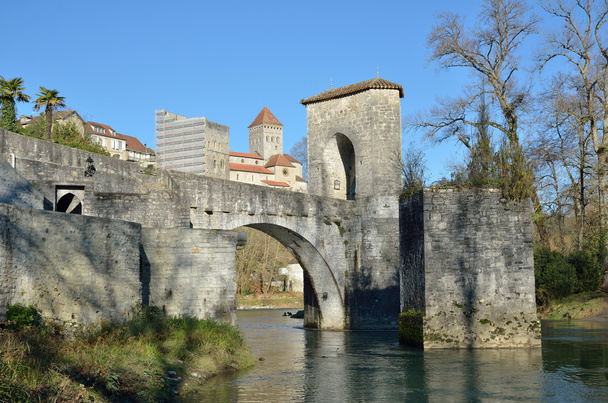 Słynny most we francuskim mieście Sauveterre-de-Bearn - Zdjęcie, obraz