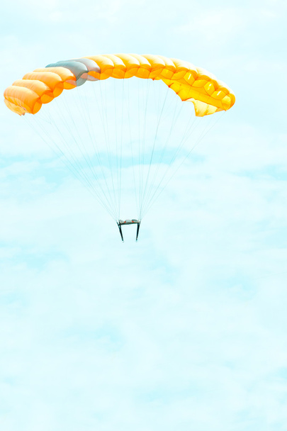 paracaídas en el cielo azul - Foto, imagen