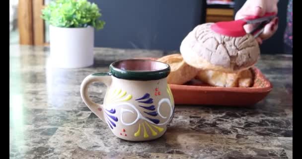 Control deslizante de la persona colocando pan detrás de la taza de café, comida mexicana. Desayuno - Imágenes, Vídeo