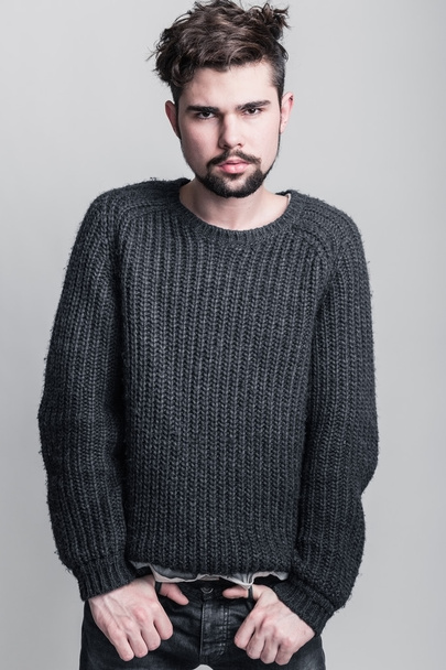 Портрет молодої людини в сірому пуловері
 - Фото, зображення