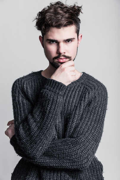 Portret młodego mężczyzny w szary sweter - Zdjęcie, obraz