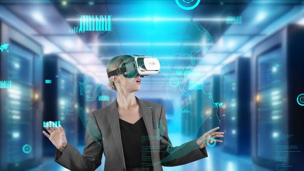 VRの未来のグローバルイノベーションインターフェースデジタルインフォグラフィックネットワーク技術仮想ホログラムアニメーションサーバーによるポイントワールドマーケットデータの回転モニターを選択した女性. コントラップ. - 写真・画像