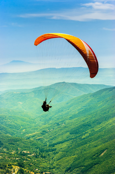 Paralotniarstwo w dolinie - Zdjęcie, obraz