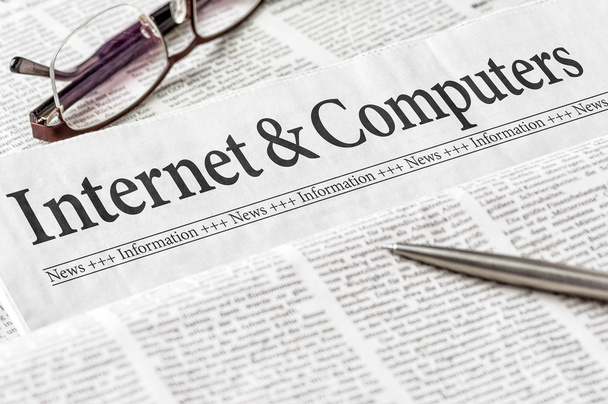 Un periódico con el titular Internet y Computadoras
 - Foto, imagen