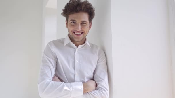 Young smiling business man with arms folded - Video