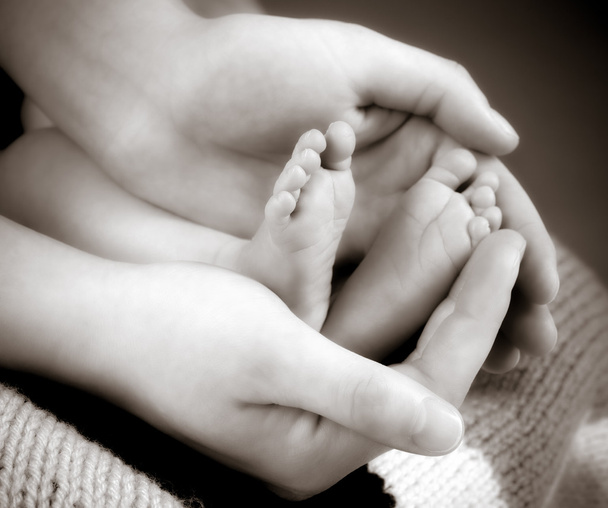 noha novorozené děťátko v rukou matky - Fotografie, Obrázek
