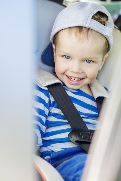 Porträt glücklicher Kleinkind Junge sitzt im Auto  - Foto, Bild