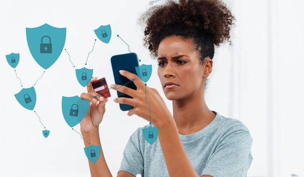 Zarif müşteri gri gömlek giyer. Akıllı kullanıcı cep telefonunu kontrol ediyor açık hologram grafik arayüzü teknoloji güvenliği, kimlik koruma sistemi, kimlik doğrulama için kredi kartı kullanın. Siber Nakit. - Fotoğraf, Görsel