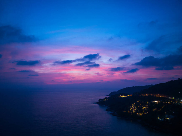 vue aérienne nuage rose au coucher du soleil magnifique à la mer au coucher du soleil. - Photo, image