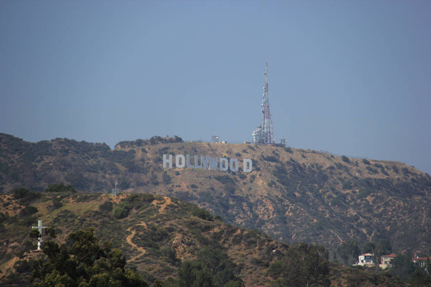 Los Angeles, Kalifornien, USA - 19. Mai 2014: Das Hollywood Sign, vom Hollywood Boulevard aus gesehen, ist ein Wahrzeichen und eine amerikanische Kulturikone auf dem Mount Lee in den Hollywood Hills in den Santa Monica Mountains in Los Angeles, Kalifornien  - Foto, Bild