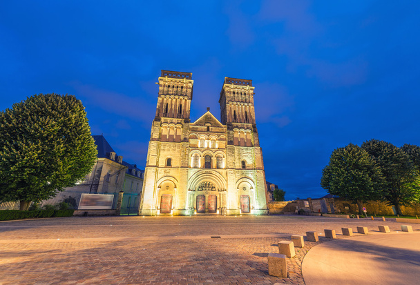 A Abbaye Aux Dames, Caen landmark éjszakai látképe - Fotó, kép