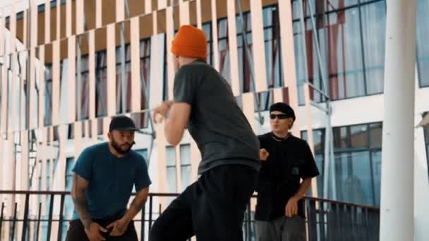 Eine Gruppe stilvoller Hipster tanzt und bewegt Schritt für Schritt zu Hip-Hop-Musik im Corridor Mall. Diverse Hip-Hop-Tanzgruppen führen Breakdance auf oder üben Streetdance ein. Lebensstil. Outdoor-Sport 2024. hiphop. - Filmmaterial, Video