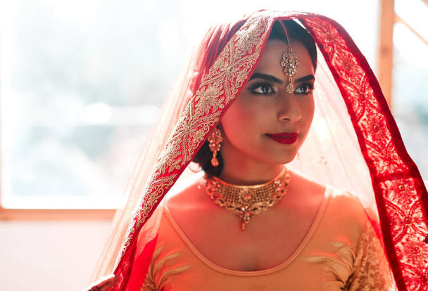 Indián, žena a móda na svatbu, šála a oblečení na přípravu nebo nevěstu. Žena osoba, šperky a tradiční doplňky pro kulturu, hinduismus závoj a příprava pro styl návrháře. - Fotografie, Obrázek