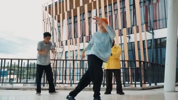 Un gruppo di hipster che spostano il passo verso la musica hip-hop al centro commerciale. Skilled break dancer eseguire b-boy danza mentre circondato da amici multiculturali o gruppo di ballerini. Sport all'aria aperta 2024. hiphop. - Filmati, video