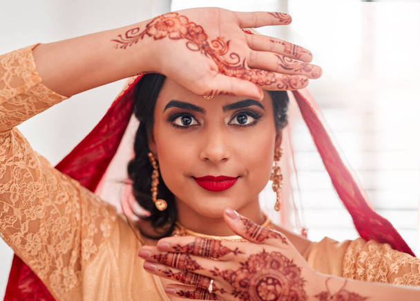 Novia india, retrato y henna para la boda, celebración y amor por el matrimonio. Mujer, accesorios y cultura con mehendi tradicional, sari y joyas de novia hindú para el compromiso y la felicidad. - Foto, imagen