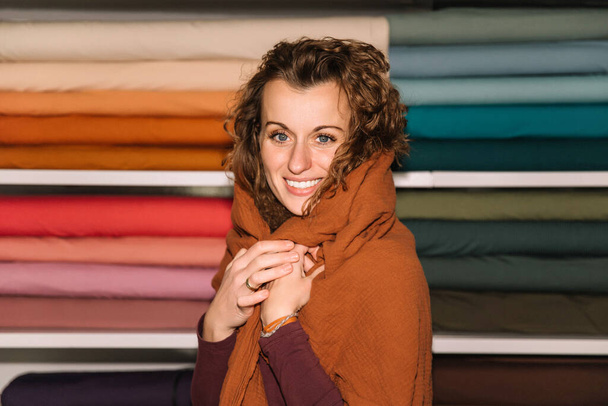 Obálka módní návrhářky v teple a kreativitě v textilním ateliéru - Fotografie, Obrázek