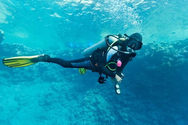  Жіночий водолазний дайвер під водою
  - Фото, зображення