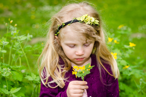 hermosa chica rubia oliendo flores
 - Foto, Imagen