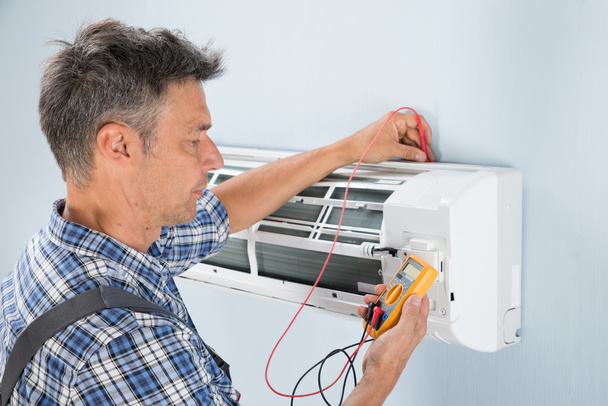 Technician Testing Air Conditioner - Фото, изображение