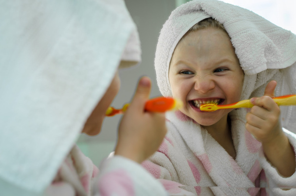 dziewczyna mycie zębów - Zdjęcie, obraz