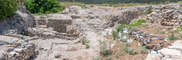 Blick auf das neu ausgegrabene Gebiet im Tel Megiddo Nationalpark, einer archäologischen Stätte im Norden Israels. Auch bekannt als Weltuntergang. - Foto, Bild
