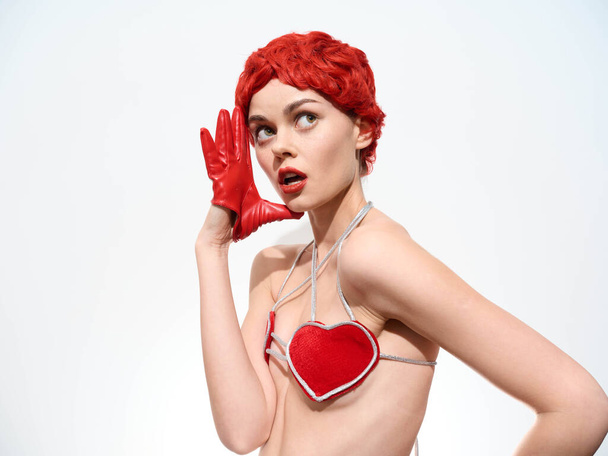 Muotokuva itsevarma nainen punaiset hiukset, poseeraa sydän rinnassa kameran - Valokuva, kuva