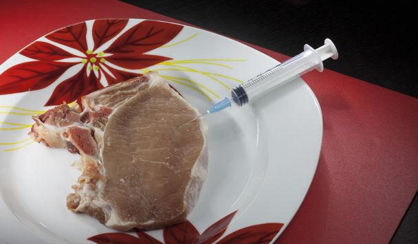 Концепція генетично модифікованого організму: шприц і м'ясо
 - Фото, зображення