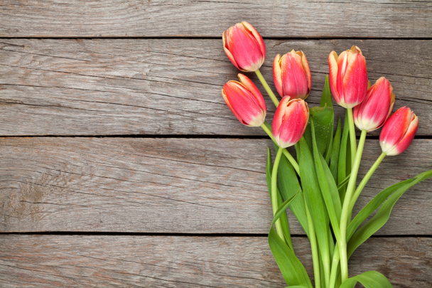 Цветные тюльпаны на деревянном столе
 - Фото, изображение