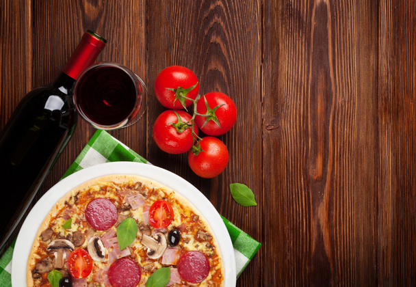 Итальянская пицца с пепперони
 - Фото, изображение