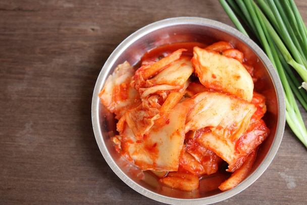 Kimchi koreański żywności na tle drewna - Zdjęcie, obraz