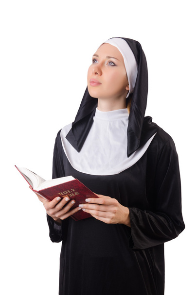 Красивая монахиня с Библией изолированы на белом
 - Фото, изображение