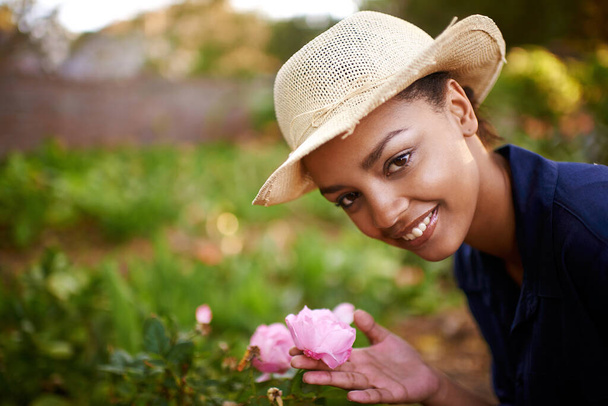 Посмішка, квіти та портрет жіночого садівництва для стійкої посадки троянд у парку. Зростання, відкритий і жіночий ботанік з рожевим квітковим цвітінням для екологічно дружнього середовища в сільській місцевості - Фото, зображення