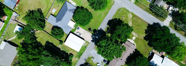 パノラマの郊外には大きな裏庭,マッキントッシュ郡チェコタにある貯蔵庫,オクラホマ州,高齢の木々に囲まれた中間所得の住居のシングルファミリーハウスがあります. アメリカ合衆国 - 写真・画像