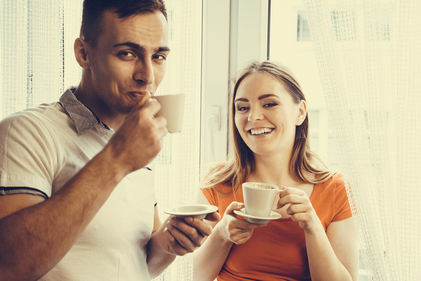 Young couple drinking tea - Foto, afbeelding