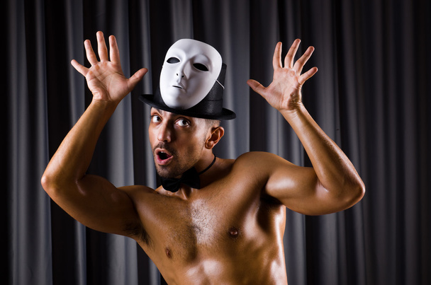 Мускулистый актёр в театральной маске
 - Фото, изображение