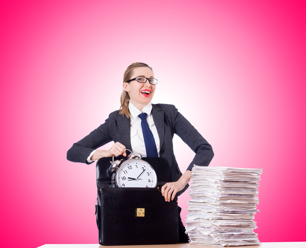 Mujer mujer de negocios con reloj y papeles - Foto, Imagen