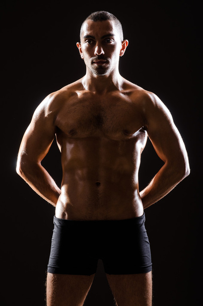 Hombre muscular posando
 - Foto, imagen