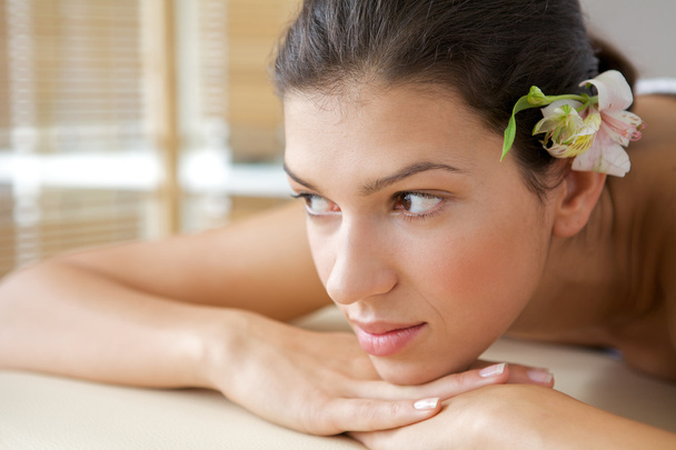 Mulher relaxante na mesa de massagem
 - Foto, Imagem