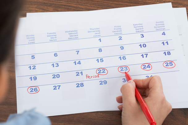 Person Marking On Calendar - Foto, imagen