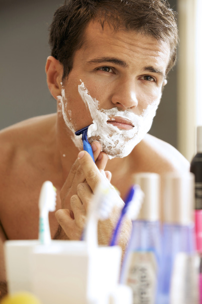 Young man shaving - Foto, afbeelding
