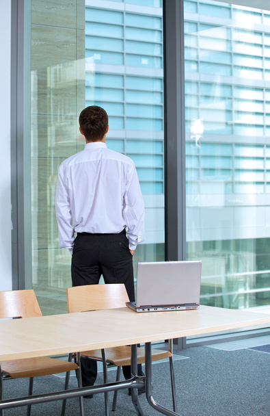 businessman standing in office - Фото, изображение