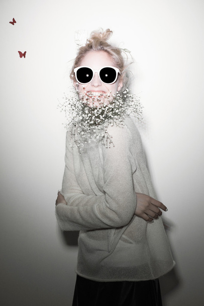 portret kobiety moda. Okulary przeciwsłoneczne Hippi włosów kwiaty na twarz - Zdjęcie, obraz