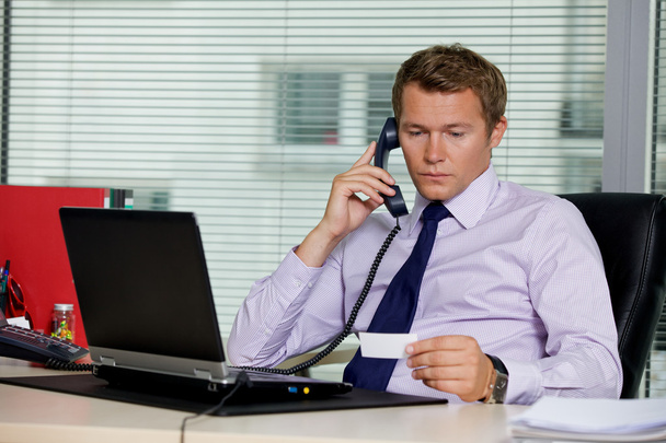Businessman talking on telephone - Foto, afbeelding