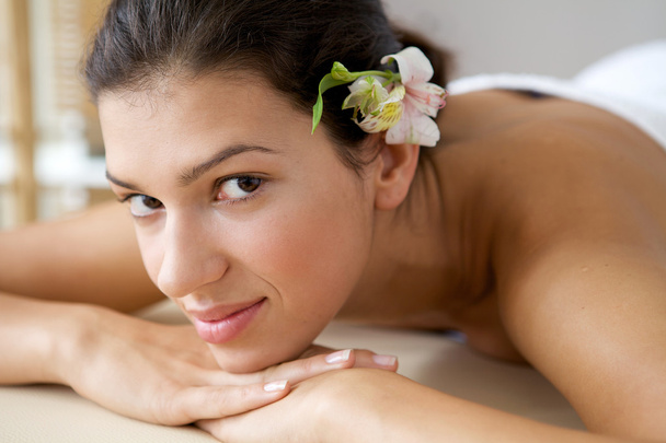 Femme relaxante sur table de massage
 - Photo, image