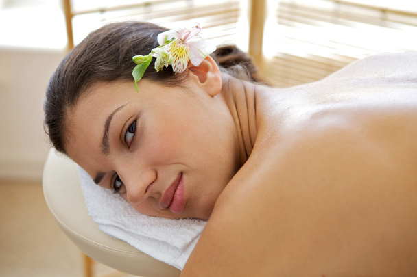 Mujer relajante en mesa de masaje
 - Foto, Imagen