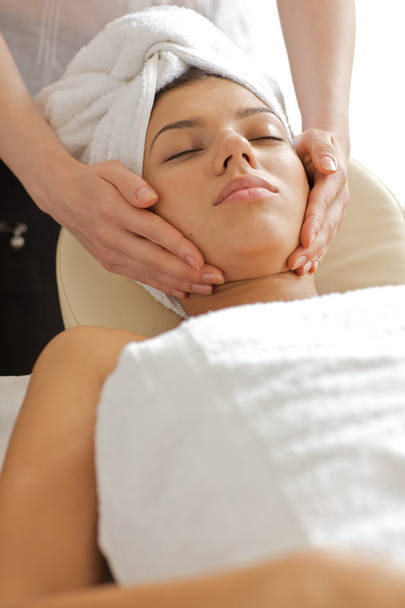 mujer recibiendo masaje facial - Foto, Imagen