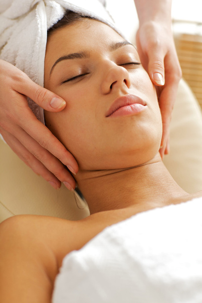 vrouw ontvangende gezicht massage - Foto, afbeelding