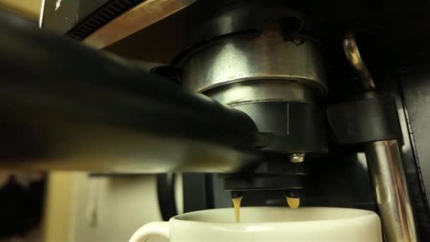 Kávézni kezdtem egy emelőgépen. A kávéfőzés koncepciója egy kávéfőző gépen. Szuper lassított felvétel. - Felvétel, videó