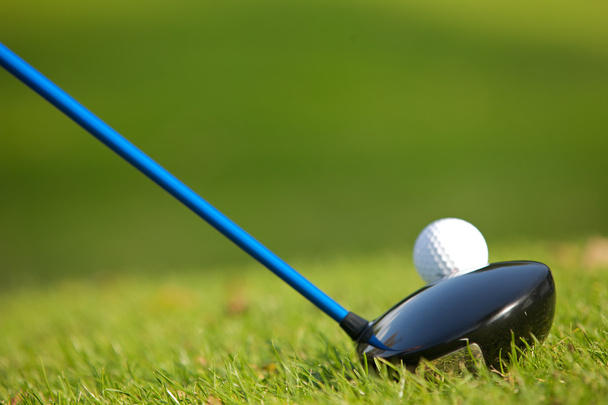 Клюшка для гольфа на поле для гольфа
 - Фото, изображение